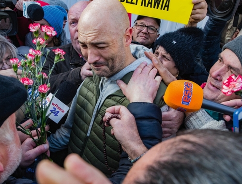 Temat numeru Ofiary demokracji warczącej przemówiły. Tortury, przemoc i bezprawie